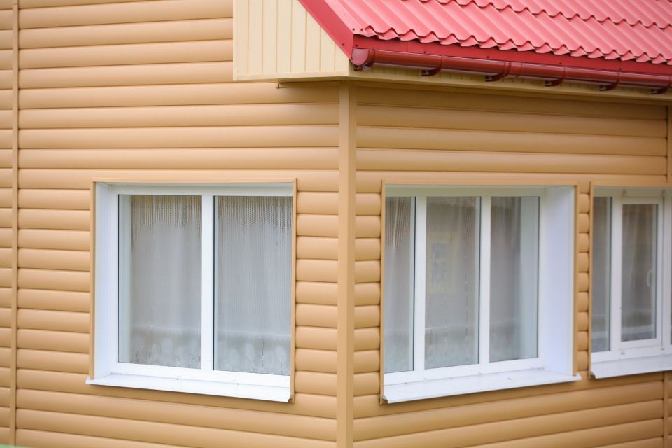 Сайдинг Блок Хаус — имитация бревна: современная альтернатива деревянному фасаду